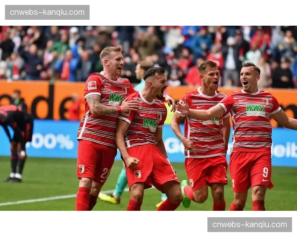 抗议活动持续，多特蒙德客场对阵美因茨赛前有球迷向场内投掷网球