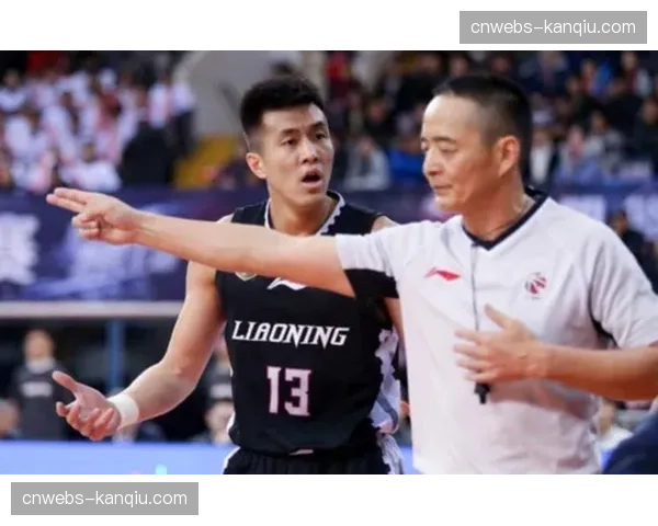 特写:裁判组反复观看回放,决定关键试举是否成功 特写:裁判组反复观看回放,决定关键试举是否成功