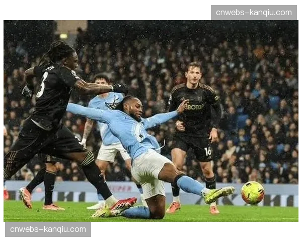花絮:大雨中卢顿门将卡明斯基多次神扑,获主场球迷起立鼓掌